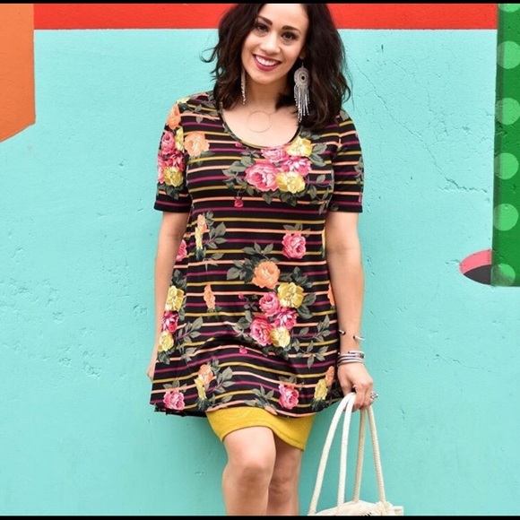 LuLaRoe Star Small Perfect T Scoop Hem - Picture 9 of 12